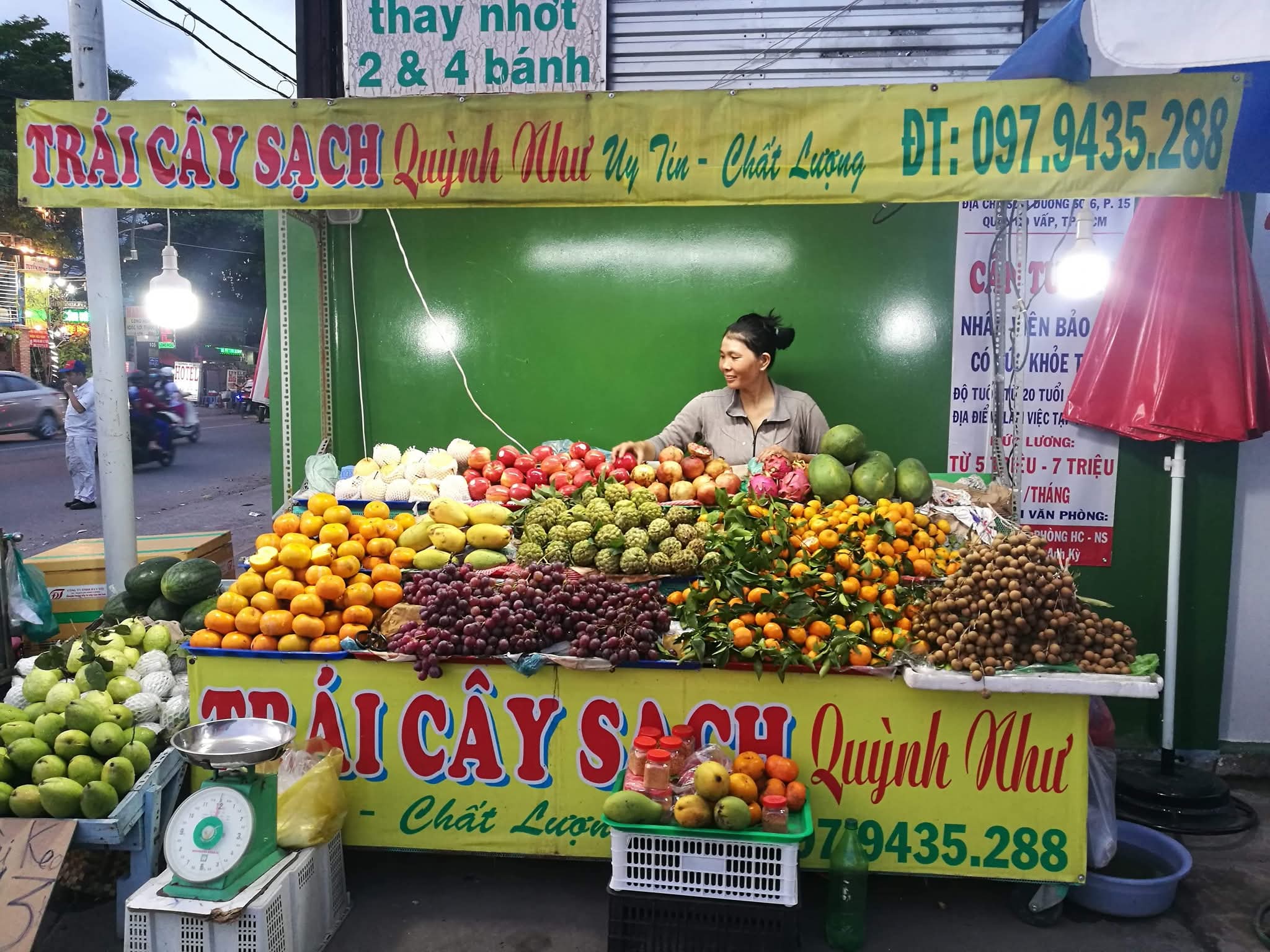 Chị Quỳnh Như bên quầy trái cây tươi