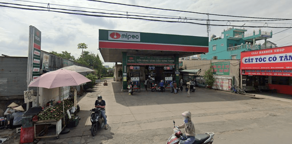 Vị trí quầy ngay cổng cây xăng Mipec